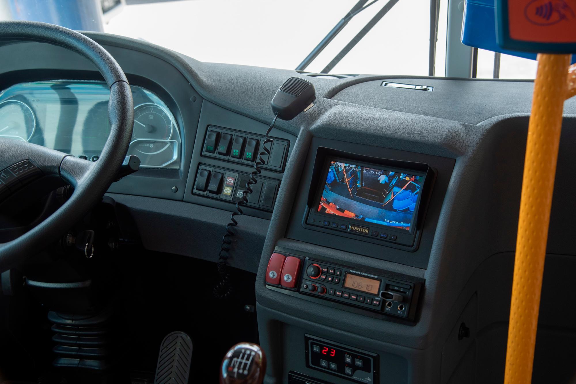 Los choferes son entrenados para manejar esos autobuses. 