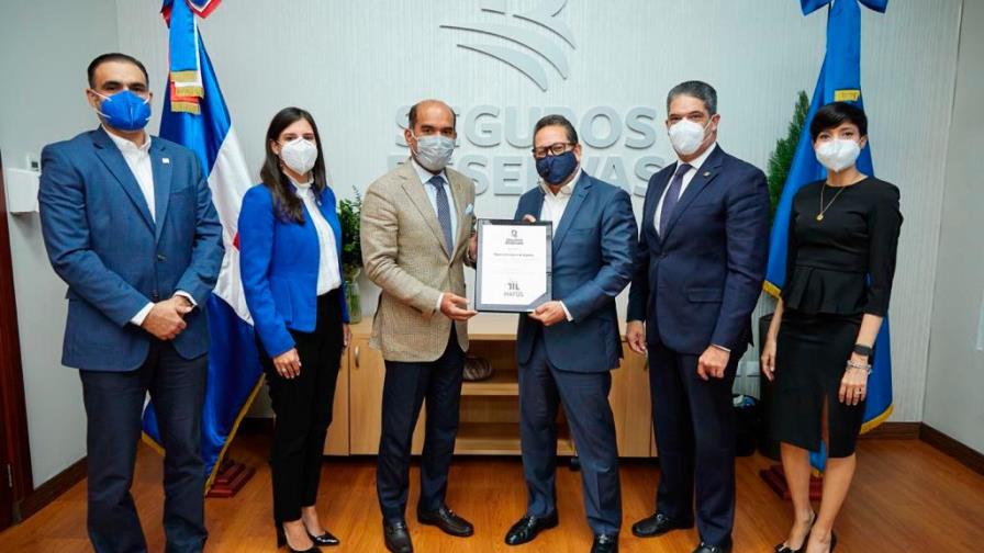 Reconocen trayectoria de Matos Corredores de Seguros