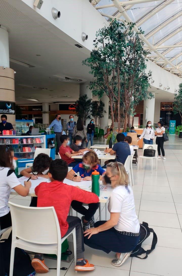 Una de las imágenes que se difunde en las redes en la que se ve a un grupo de niños estudiar, junto a una mujer que parece ser su profesora, en una plaza de la capital.