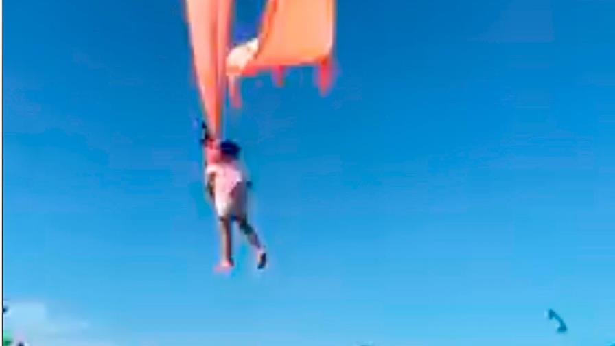 Niña de tres años se enreda en un cometa; sale ilesa