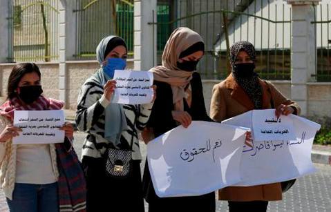 Corte de Hamás revisará prohibición de viajar sin permiso a mujeres solteras