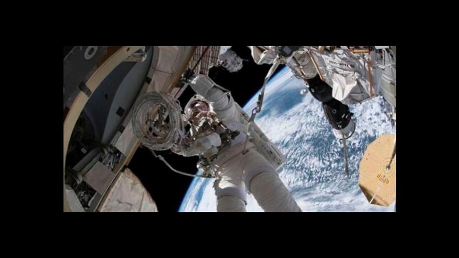 Cosmonautas rusos sellan las fisuras de la Estación Espacial Internacional