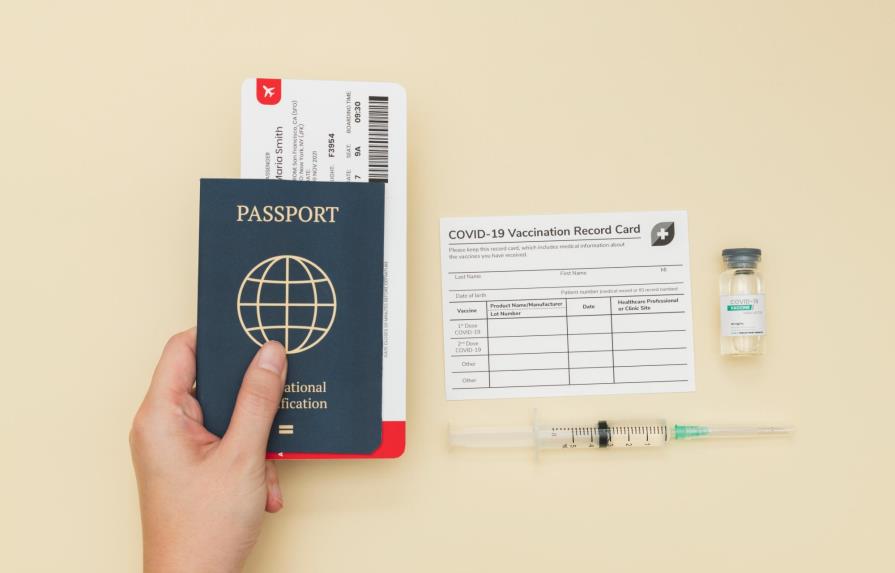 OMS afirma que certificado de vacunación no debe ser condición para viajar