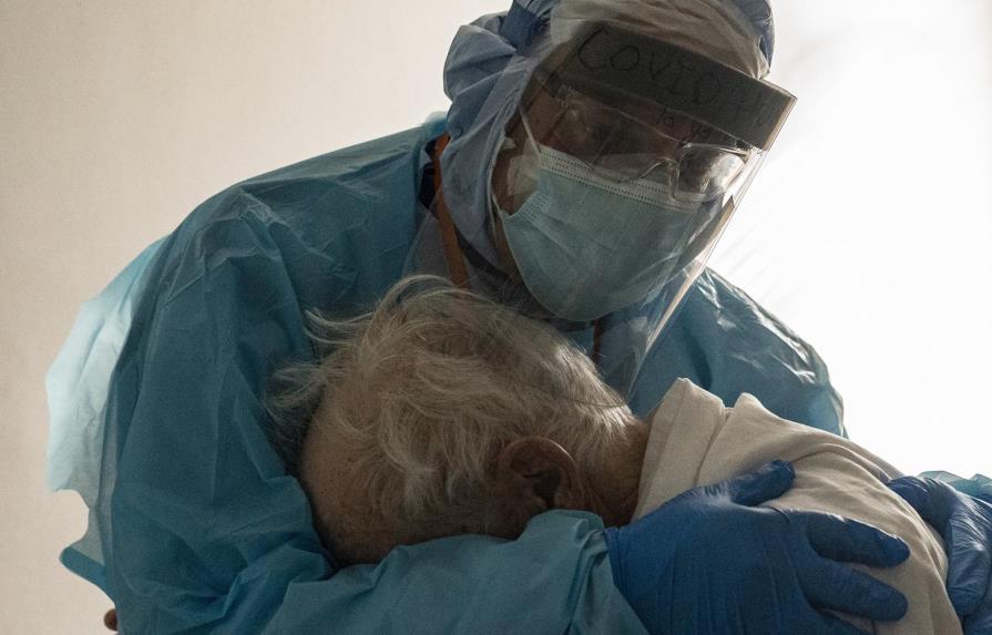La foto de un médico abrazando a un anciano con COVID-19 se vuelve viral
