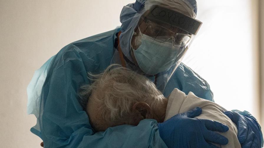 La foto de un médico abrazando a un anciano con COVID-19 se vuelve viral