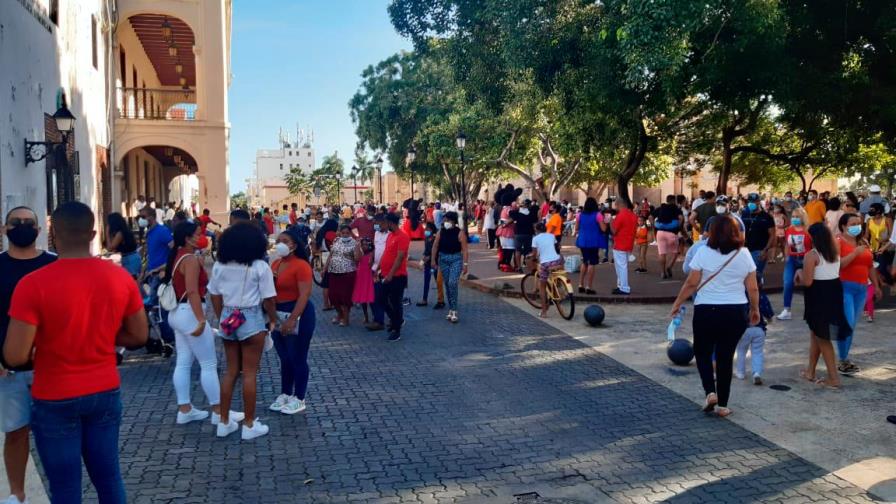 Sociólogos explican por qué los dominicanos se niegan a cumplir el aislamiento y toque de queda