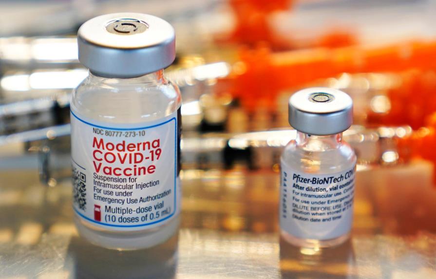 FDA aprueba mezclar vacunas contra COVID y respalda refuerzos
