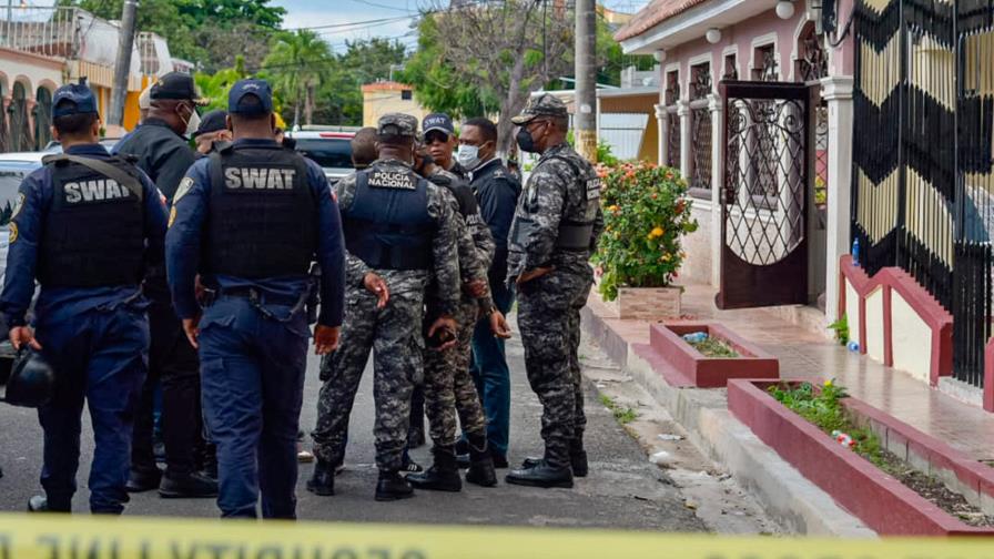 Ocho horas de tensión: hombre se atrinchera tras matar a su esposa y herir hijastro 
Hombre se atrinchera por ocho horas tras matar a su esposa y herir hijastro 