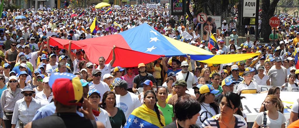 La crisis obliga a 5,000 venezolanos a abandonar diariamente su país