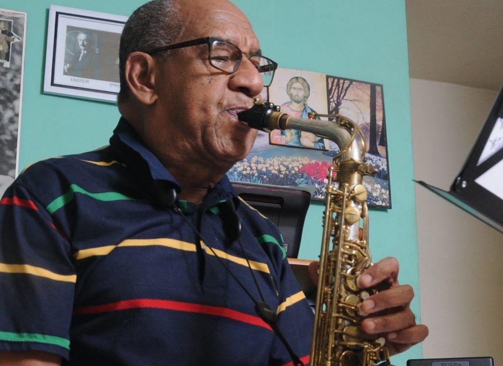 El saxofonista Crispín Fernández todavía sigue activo en la música, gracias a su experiencia como arreglista y músico. Fuente externa