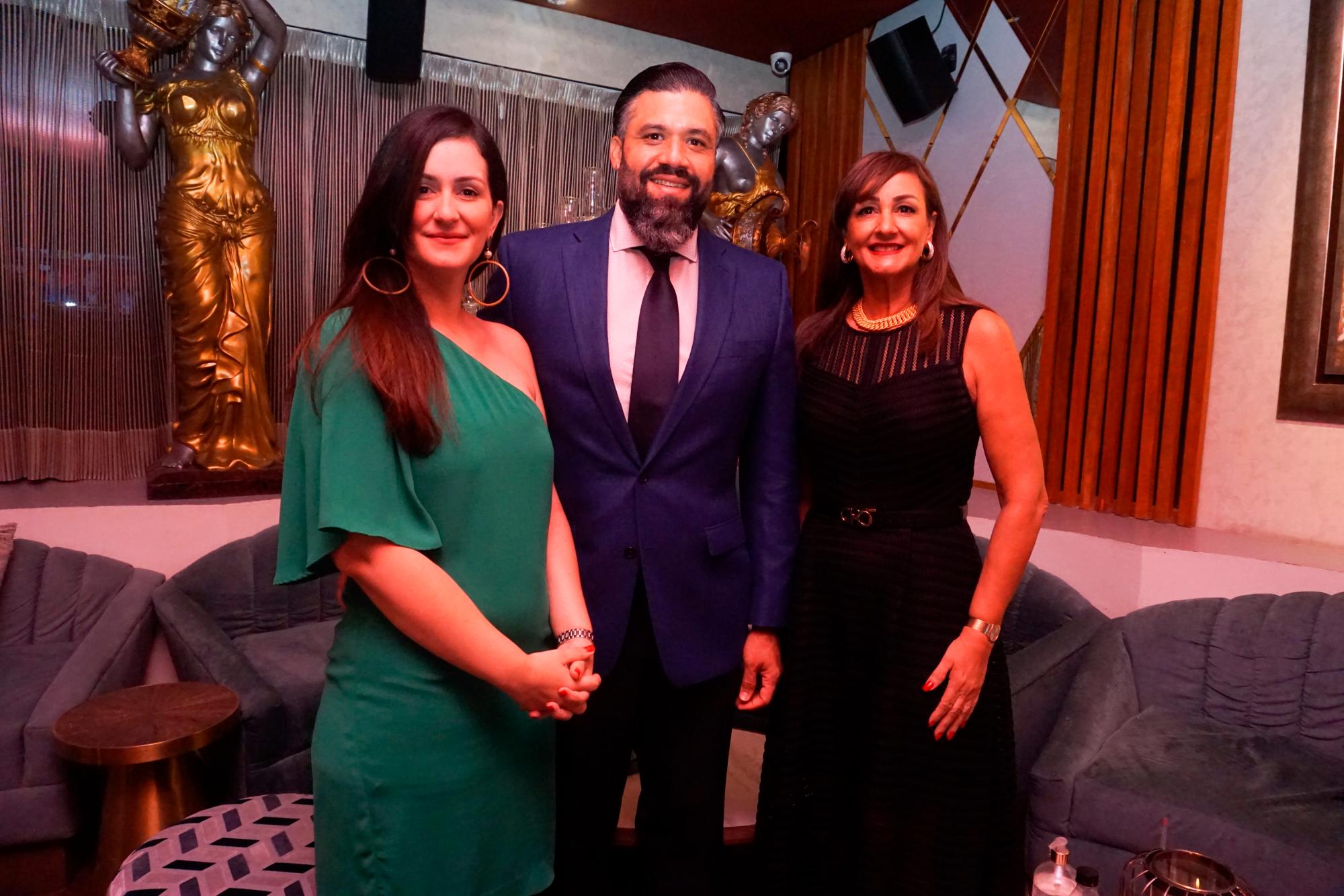 Cristina Báez, Isaías Cid y Nancy de Báez.