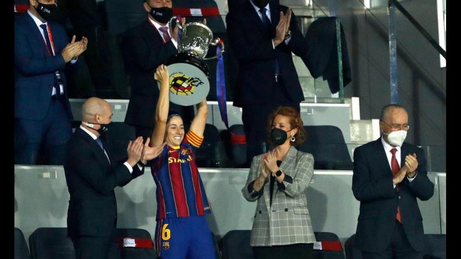 La enfermera que dio a luz estando en coma por la covid-19 entregó el trofeo