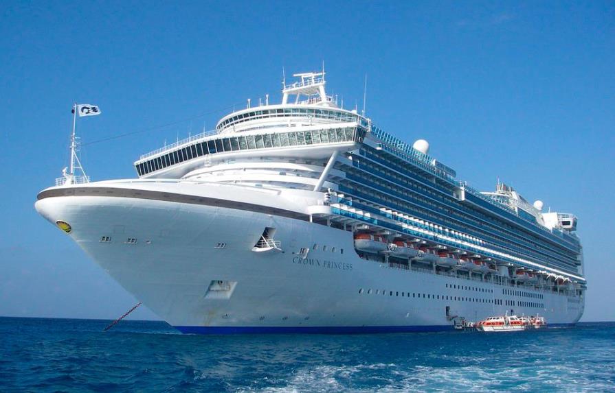 Expulsan de un crucero a una pareja por una peligrosa sesión de fotos en medio del Caribe