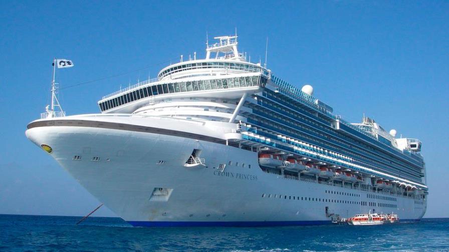 Expulsan de un crucero a una pareja por una peligrosa sesión de fotos en medio del Caribe