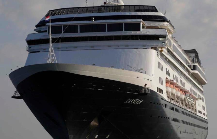 Cruceros con enfermos siguen en el limbo, sin permiso para atracar en Florida