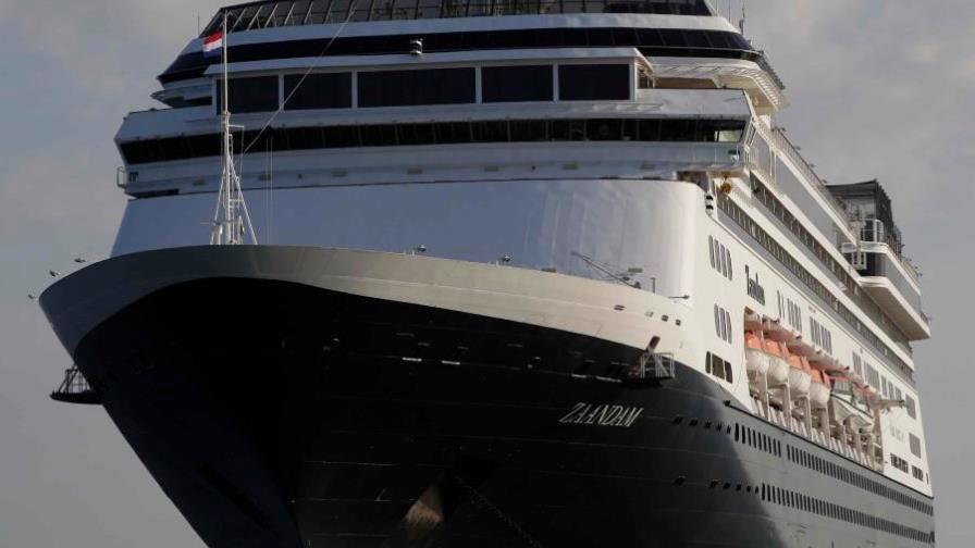 Cruceros con enfermos siguen en el limbo, sin permiso para atracar en Florida