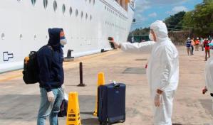 Desembarcan 131 tripulantes dominicanos que estaban varados en crucero