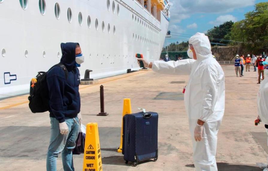 Desembarcan 131 tripulantes dominicanos que estaban varados en crucero