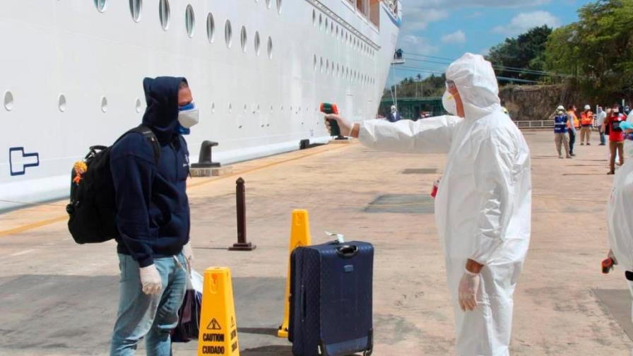 Desembarcan 131 tripulantes dominicanos que estaban varados en crucero