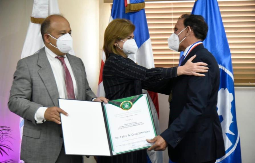 Cruz Jiminián recibe Premio Nacional de Medicina 2020