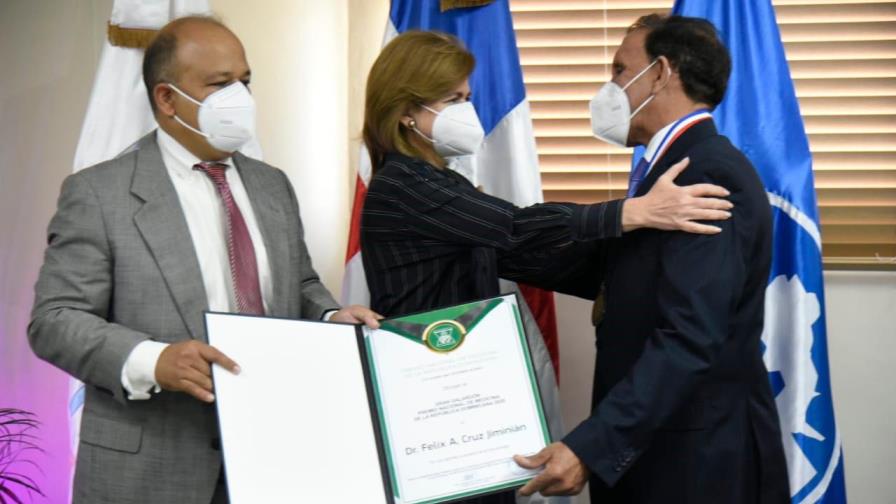 Cruz Jiminián recibe Premio Nacional de Medicina 2020 Cruz Jiminián recibe Premio Nacional de Medicina 2020