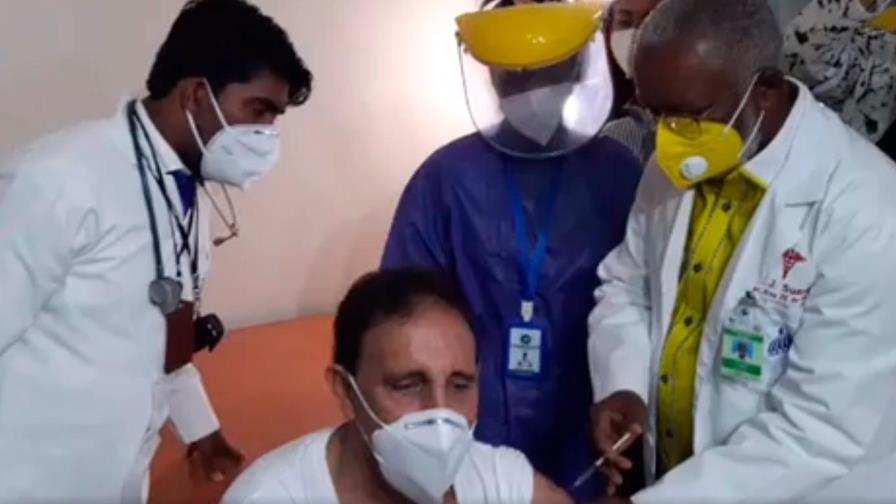 Cruz Jiminián, el primero en vacunarse contra el COVID-19 al empezar la inoculación en su centro de salud Cruz Jiminián, el primero en vacunarse contra el COVID-19 al empezar la inoculación en su centro de salud