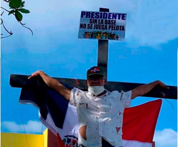 Hombre se crucifica en Puerto Plata en demanda de empleos del gobierno 