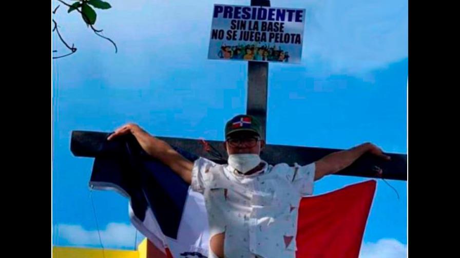 Hombre se crucifica en Puerto Plata en demanda de empleos del gobierno 