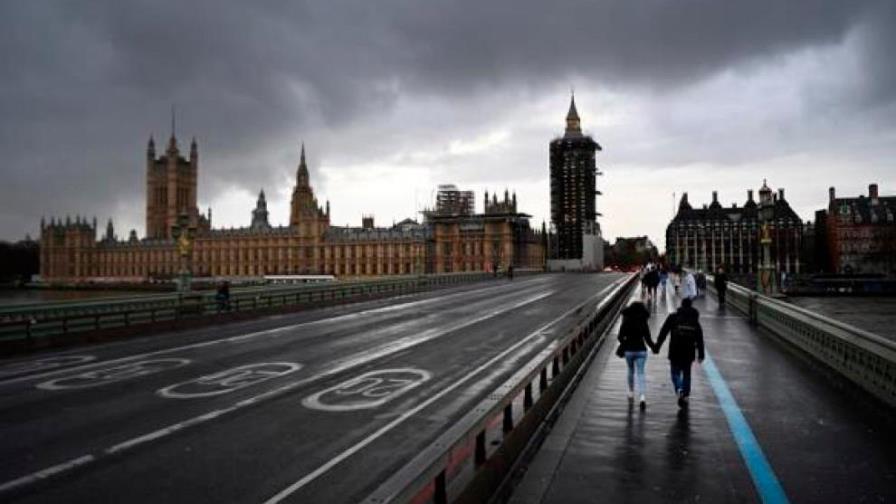 Países comienzan 2021 entre esperanza de la vacuna y la amenaza del rebrote
