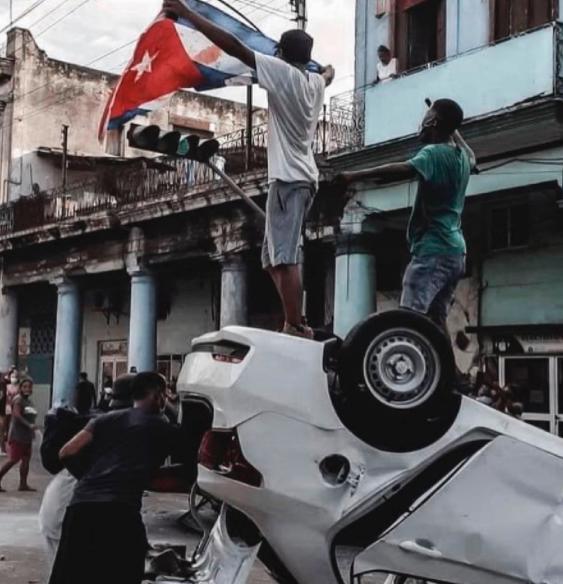 Reportan saqueos de tiendas en divisas en medio de protestas en Cuba