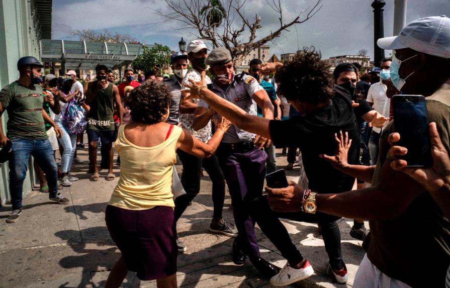 “¡Abajo la dictadura!”, gritan manifestantes en Cuba