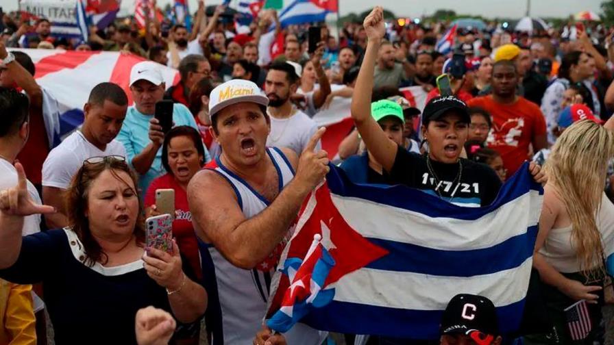 Caravana de autos recorre Miami antes de actos en solidaridad con 15N en Cuba