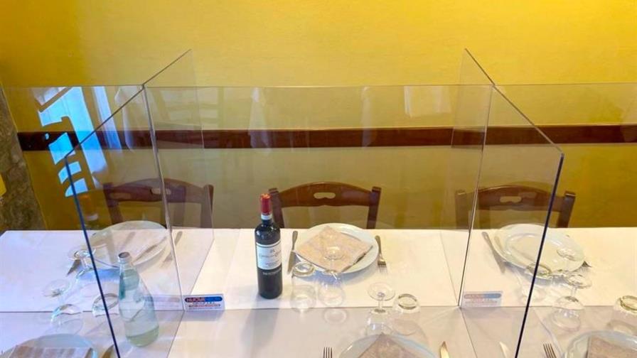 Plantean cubículos de plástico en la playa que evite propagación coronavirus