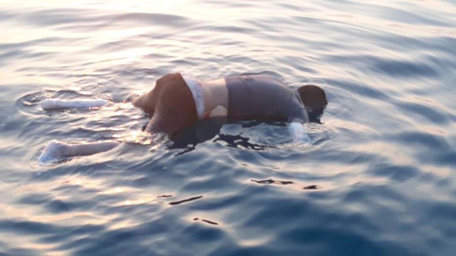 Buscan en el lago de Michigan a joven arrastrada por una ola