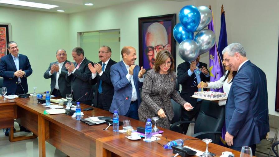 Comité Político del PLD sorprende a Gonzalo en víspera de su cumpleaños Comité Político del PLD sorprende a Gonzalo en víspera de su cumpleaños