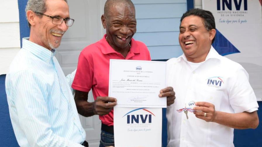 Gobierno entrega vivienda a destacado músico de los Congos de Villa Mella 