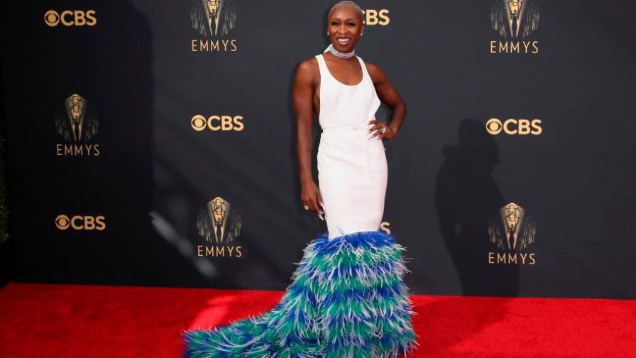 315 horas de bordado y miles de plumas, los detalles del vestido de Cynthia Erivo para los Emmy