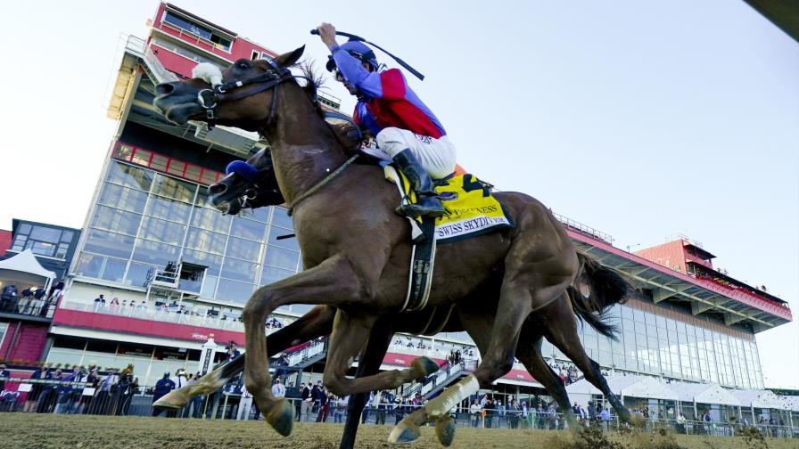 La yegua Swiss Skydiver supera a Authentic en la meta de Preakness Stakes