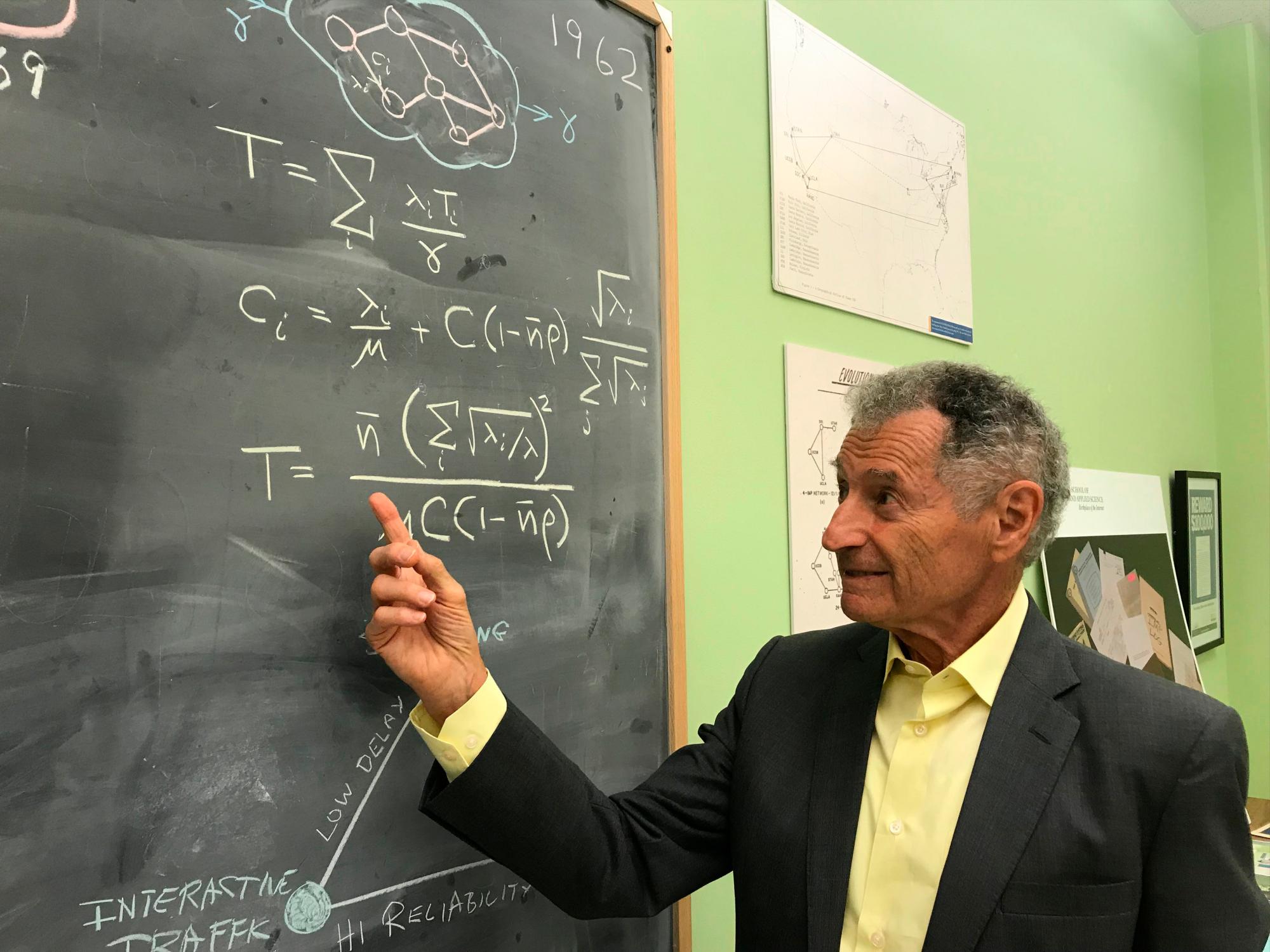 Fotografía del 8 de octubre de 2019 muestra al científico Leonard Kleinrock mientras explica una de las fórmulas matemáticas, en su laboratorio en la Universidad de California Los Ángeles (UCLA), California (Estados Unidos).
