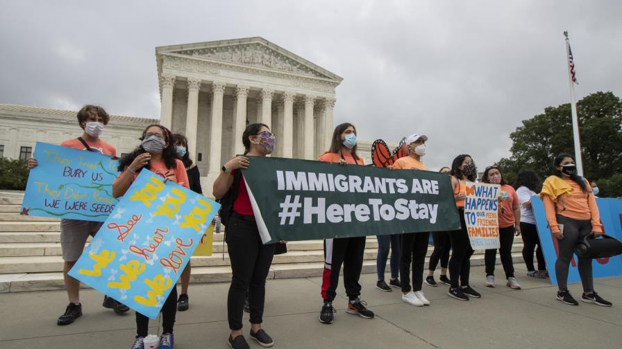 Corte federal de EEUU restaura el DACA