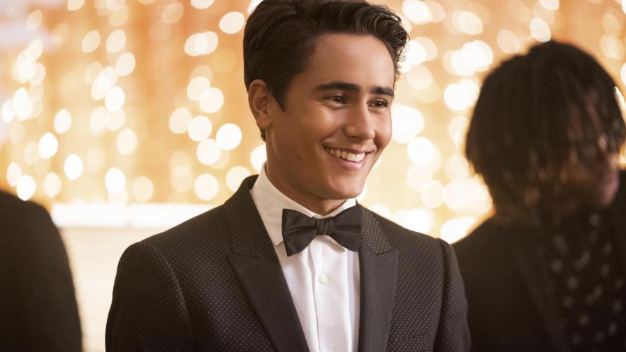 Michael Cimino da vida a joven gay latino en Love, Victor