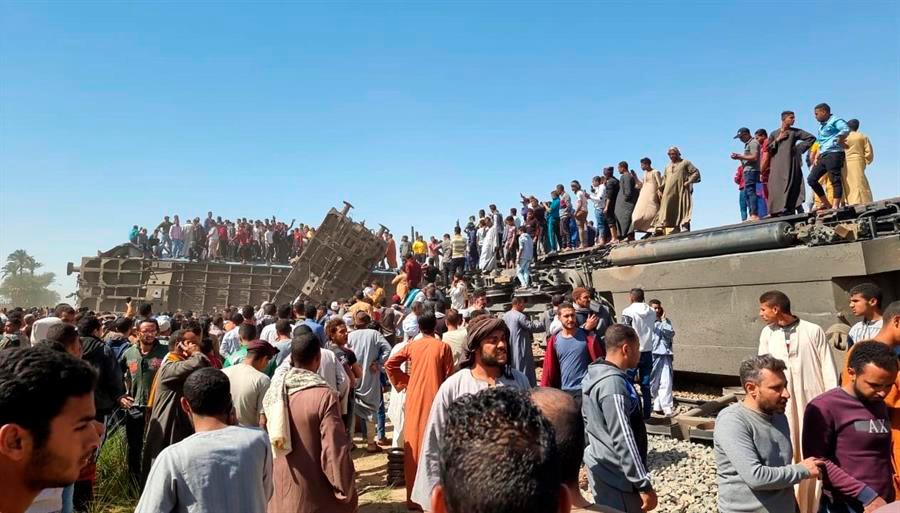 Detenidos 6 ferroviarios por el choque mortal de trenes en el sur de Egipto