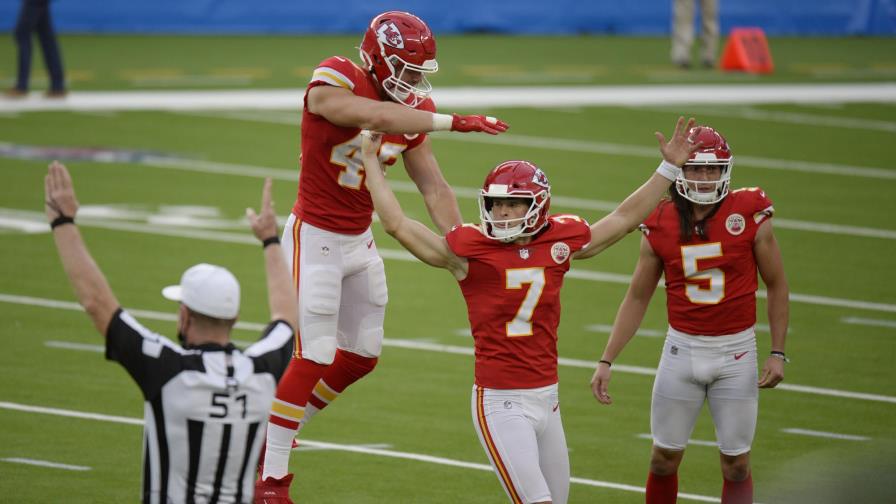 Chiefs vencen a Chargers con gol de campo en tiempo extra