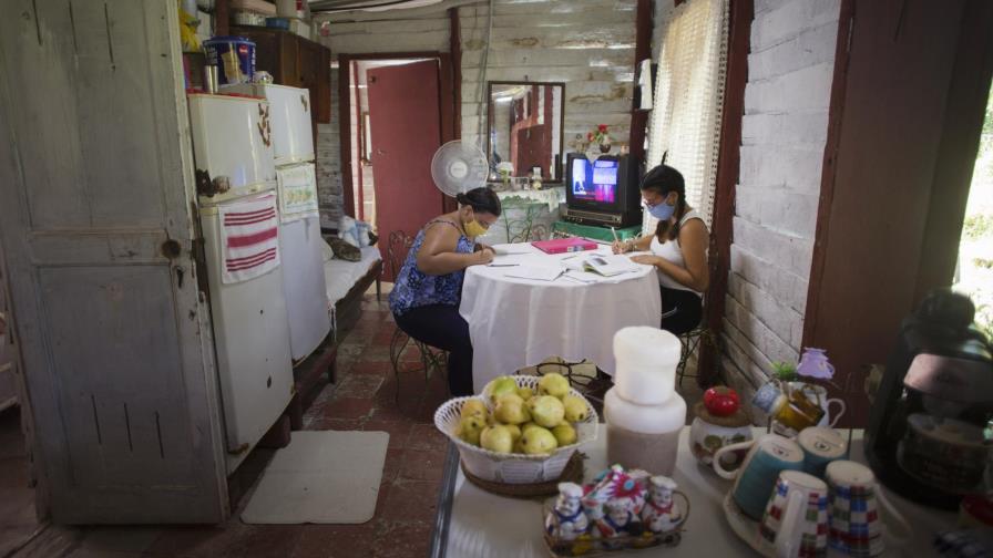 Cuba cierra escuelas en provincia del centro por rebrote