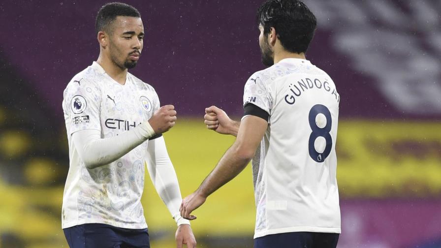 Liverpool cae de nuevo en Anfield; City es líder solitario