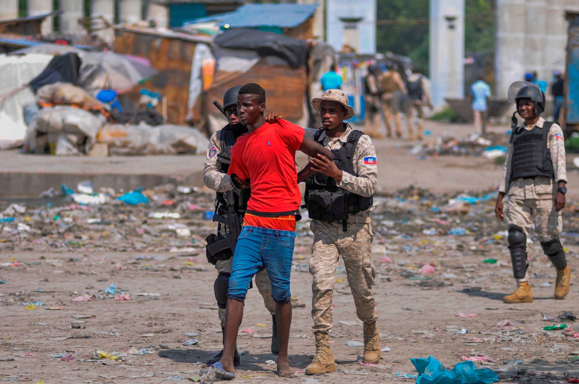 La policía local apresó a varios manifestantes.