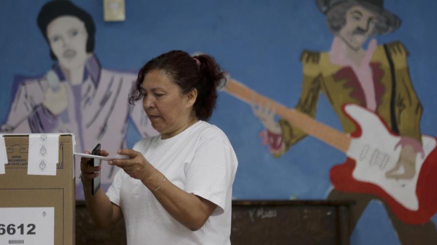 Finaliza votación en Argentina y Fernández aventajaría a Macri