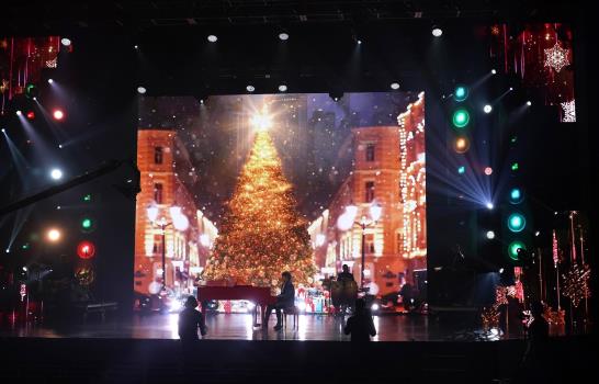 Arthur Hanlon comparte la magia de la Navidad en nuevo video