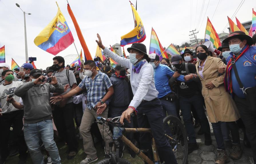 Cientos de ecuatorianos protestan y piden recuento de votos
