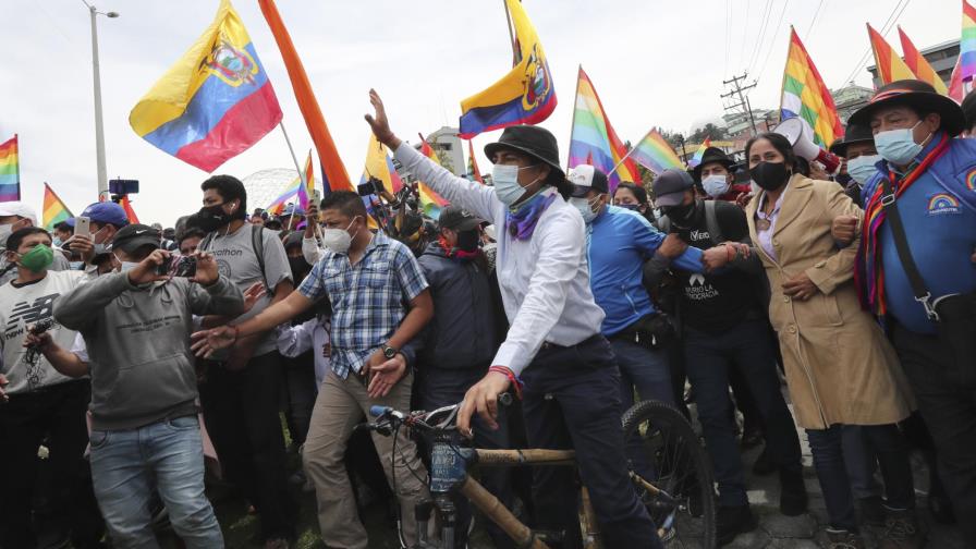 Cientos de ecuatorianos protestan y piden recuento de votos